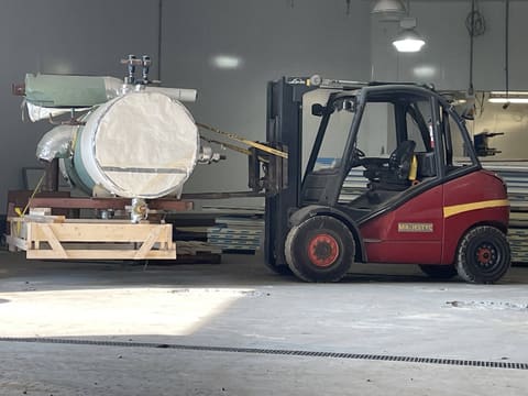 Réservoir déplacé au chariot élévateur dans une usine