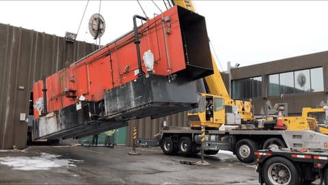 Levage d’une unité industrielle à la grue par l’équipe Majestyc